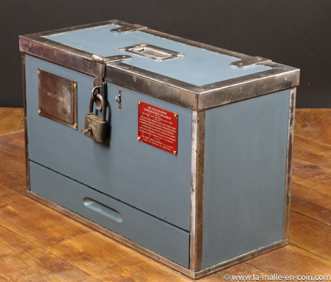 Flat Trunks R2290 Military Trunk With Padlock