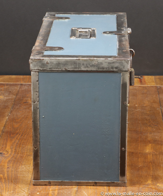Flat Trunks R2290 Military Trunk With Padlock