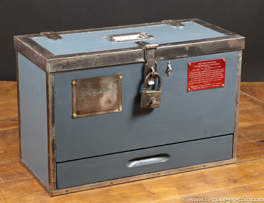 Flat Trunks R2290 Military Trunk With Padlock