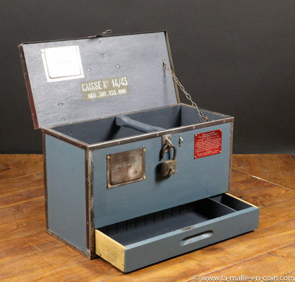Flat Trunks R2290 Military Trunk With Padlock