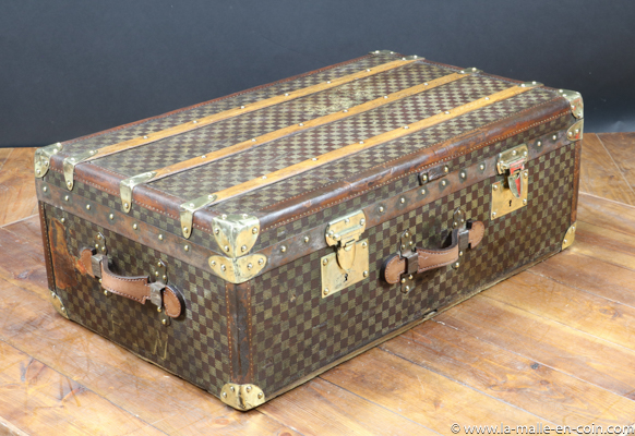 Malle cabine de la marque de luxe Moynat, avec sa toile Damier R2371