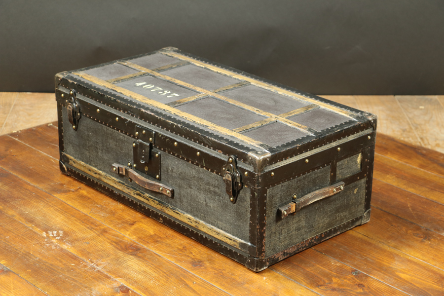 R2496 Switzerland officer trunk  with key 