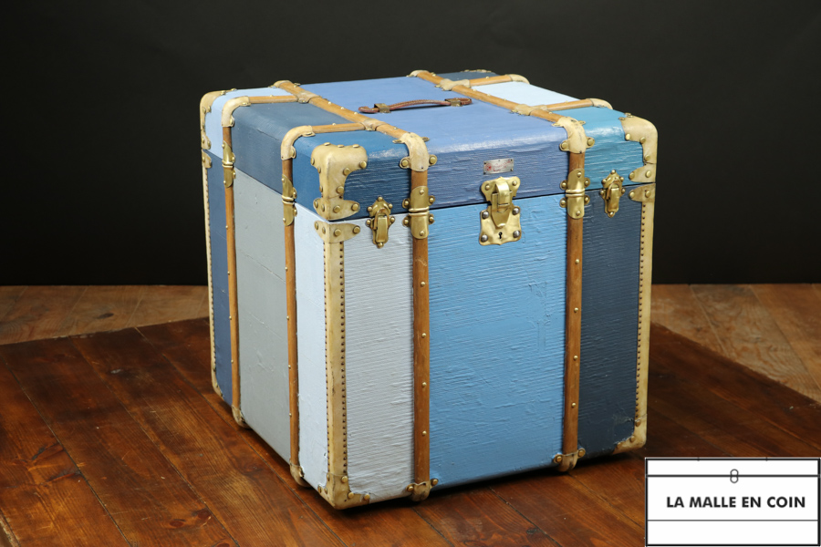 R2601  Woman hat trunk from Cosmopolis