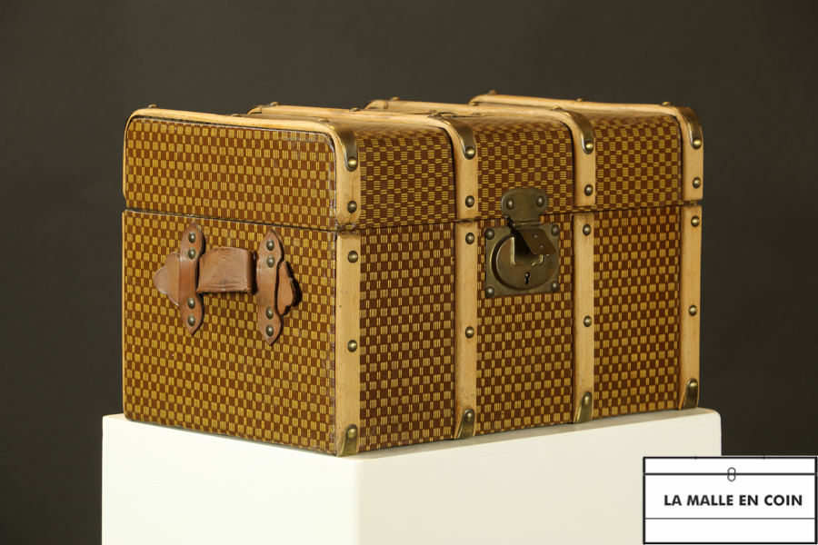 R2657 malle de poupée cintrée à damier 