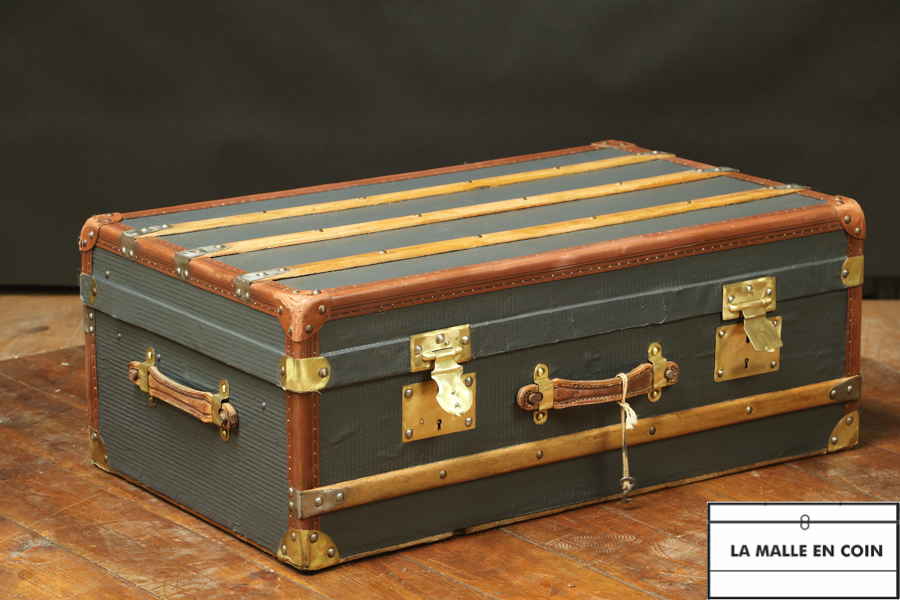 Flat cabin trunk with its key R2727