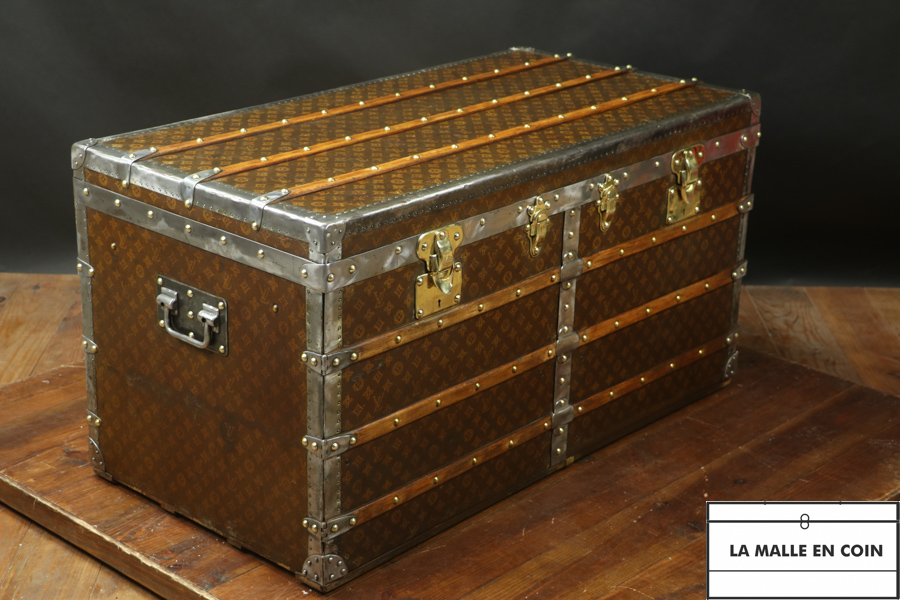 Rare and imposing monogrammed Louis Vuitton trunk SOLD VENDUE 