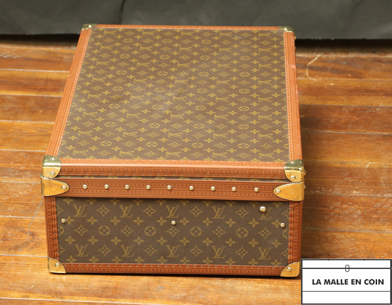 This Louis Vuitton monogrammed suitcase is type Alzer 65