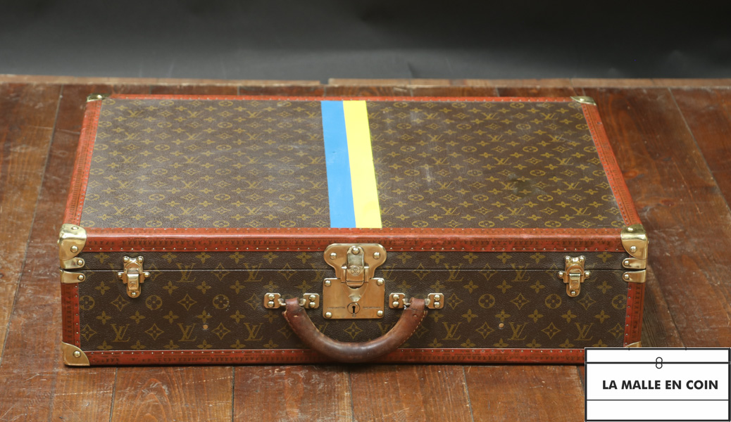 Suitcase the Louis Vuitton brand with its stable bands