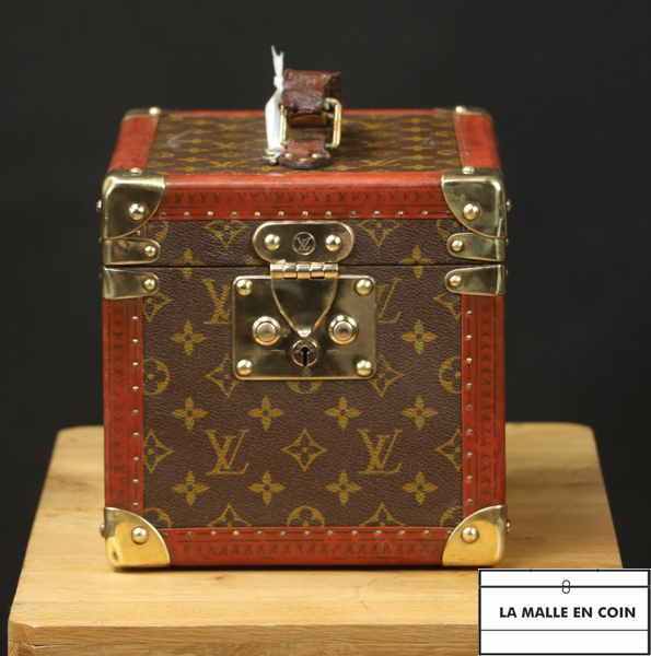 R3295  Vanity-boite a flacon Vuitton avec clef VENDU 