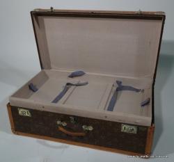 Lavoet suitcase with key