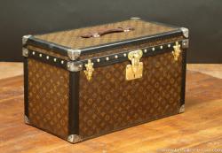 Malle Louis Vuitton monogram faite pour le rangement d'outillage automobile 