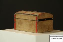 R2658_malle_de_poupe__e_toile__e_lattes_rouge3__1544869237_172
