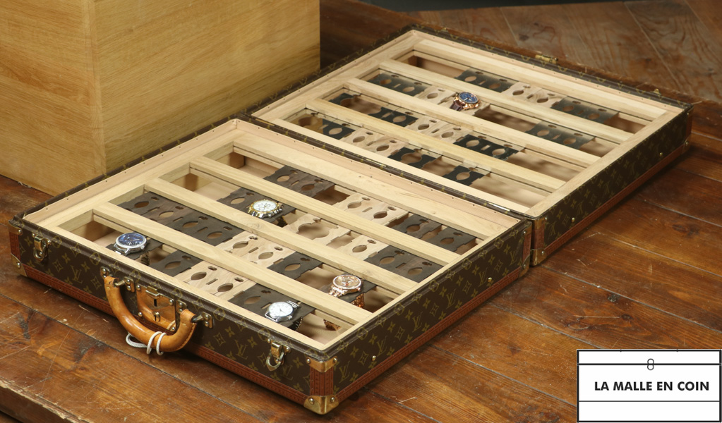 Suitcase of the Louis Vuitton brand equipped for 50 watches with its key