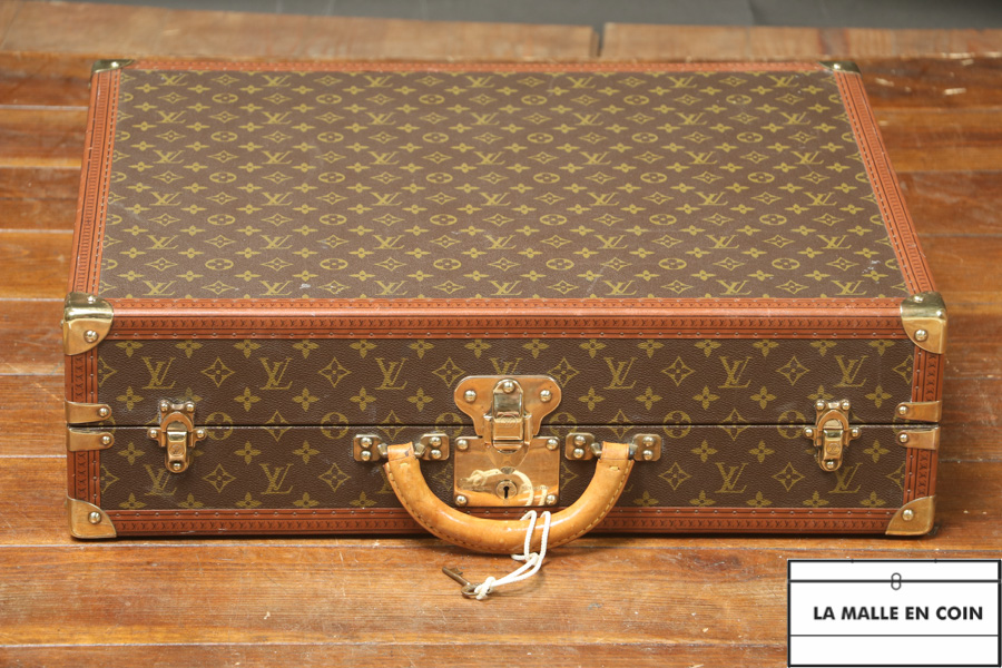 Suitcase of the Louis Vuitton brand equipped for 50 watches with its key